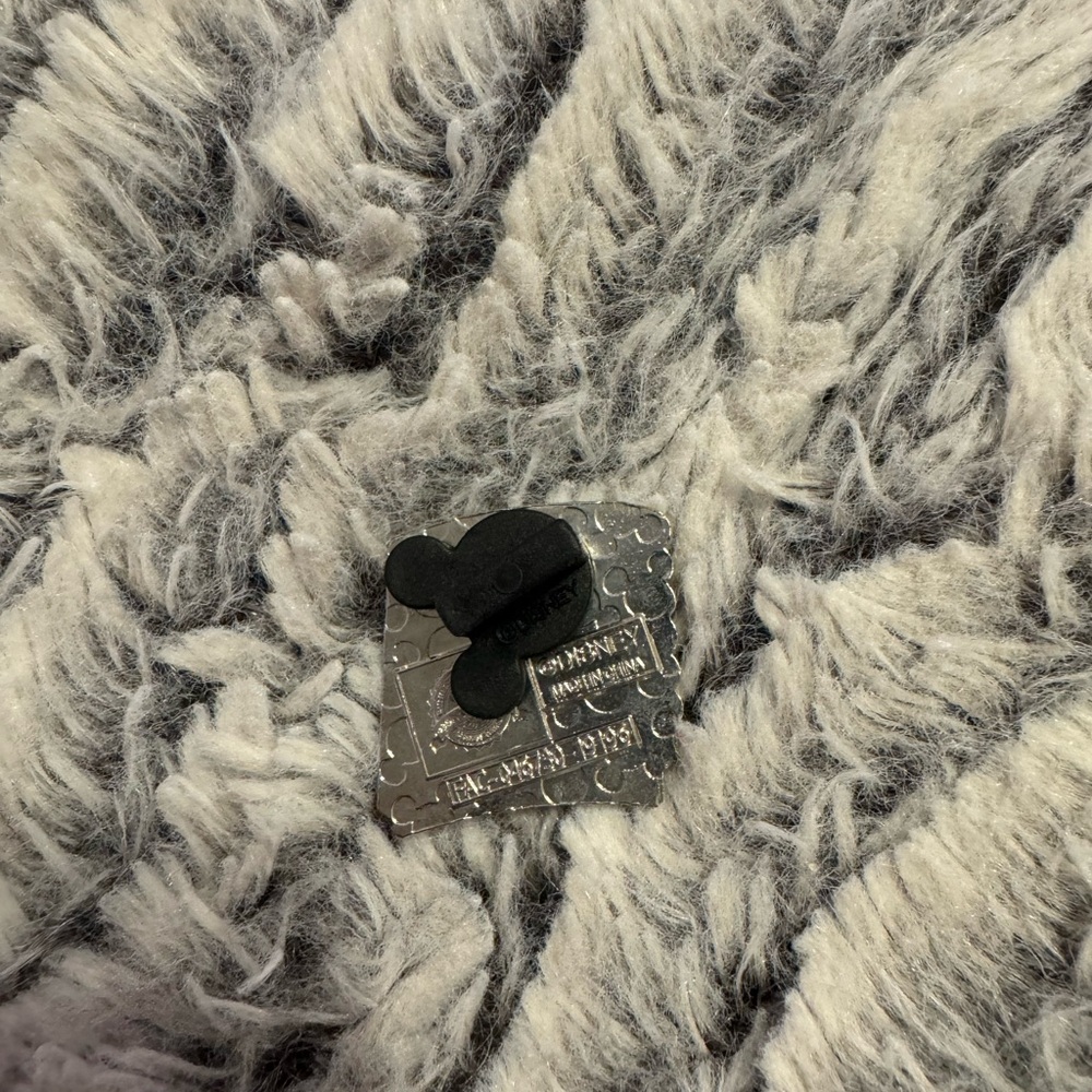 2018 Mystery Disney pin - Picture 2 of 3